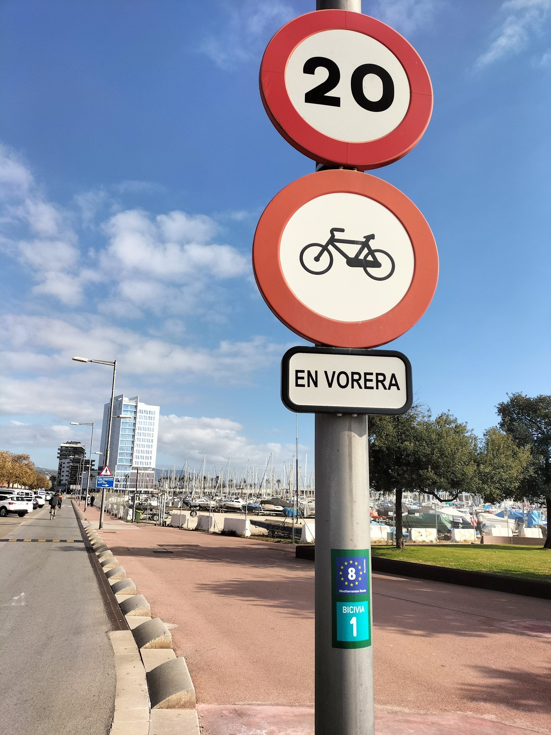 no está prohibido circular. si lo está circular por la acera.